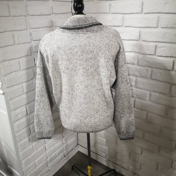 Wind River Outfitting Co. Men's Size Large Grey Made in Canada Sweater - Picture 2 of 7